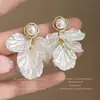 Aretes de Concha de Flor para Mujer, Lujo Ligero, Aretes de Gama Alta, Estilo de Nicho, Aretes Elegantes, Aretes de Perla, Clips para Orejas para Mujeres Sin Perforaciones