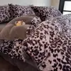 Juego de Ropa de Cama de Cuatro Piezas de Peluche de Piel de Conejo con Estampado de Leopardo Maillard Cubre Duvet de Felpa de Coral de Leche Grueso para Invierno Sábana Cálida Ropa de Cama