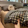 Juego de ropa de cama de cuatro piezas de gasa de doble capa estilo minimalista clase A para maternidad, amigable con la piel para dormir desnudo, sábana y funda de edredón, juego de tres piezas para dormitorio de estudiante