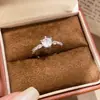 Anel Aberto Quadrado de Zircônia Levemente Luxuoso Estilo Francês com um Design Único, Joia Exquisita Vintage de Alto Padrão para Mulheres