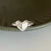Anillo Abierto Ajustable de Corazón Hueco con Diseño de Nicho Elegante y Sencillo Dulce Moda Temperamento Anillo de Gama Alta
