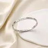 Pulseira Fashion de Aço Inoxidável com Fivela de Numerais Romanos e Diamantes, Ouro 18K, Exquisite e de Alto Padrão, Mesmo Estilo da Celebridade da Internet, Não Desbota