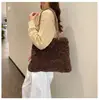 Bolsa de ombro feminina de pelúcia com grande capacidade, estilo outono, para usar sob o braço, bolsa de mão simples, novo estilo 2026