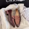 Zapatos de cuero estilo británico, nuevo modelo otoño 2026, patchwork estilo francés, tacón grueso, punta fina, elegantes zapatos de vestir, mocasines elegantes de tacón medio