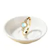 Anillo de cabujón de ópalo blanco suave, estilo corte vintage con acentos de diamantes dispersos, versátil para el uso diario, un accesorio elegante para niñas