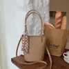 Outono e Inverno 2025 Novo Cesta de Palha Tecida Artesanal Transfronteiriça Casual Cesto Balde Bolsa Feminina Grande Capacidade Ombro Único Simples Versátil
