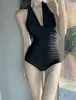 Corea del Sur 2026 Nuevo Traje de Baño para Mujer Sexy Caliente de una Pieza Triángulo Adelgazante Plisado Escote en V Profundo Oculta Barriga Playa Fuente Termal