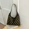 Colección de otoño 2026 transfronteriza: bolso de hombro de lunares casual de nicho, bolso tote moderno y versátil, bolso retro para debajo del brazo