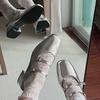 Versão em pele de carneiro, novo estilo francês, prateado, fivela única, salto médio, bico quadrado, sapatos femininos Mary Jane, salto grosso, camada única