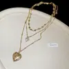 Colar de Pérolas de Três Camadas com Pingente em Forma de Coração, Moderno e Versátil, Corrente para Clavícula com Personalidade de Nicho, Luxo Leve, Sensação de Sofisticação, Joia Elegante