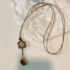 Colar de Urso Filhote de Pedra Olho de Tigre de Madeira para Mulheres Outono e Inverno Design Fofo de Nicho Corrente de Suéter Acessórios de Pingente Longo
