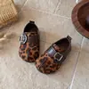 Sapatos Pequenos de Couro Estilo Coreano para Meninas com Estampa de Leopardo Retrô Nova Coleção Primavera/Outono 2026 Solado Macio Antiderrapante Versátil Sapatos Birkenstock para Crianças