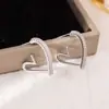 Aretes de Corazón con Microincrustaciones de Aguja Plateada, Simples y Versátiles, Aretes de Moda y Elegantes, Diseño Personalizado, Aretes de Gama Alta, Venta al por Mayor para Mujeres