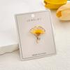 Broche pequeño con forma de hoja de ginkgo, de esmalte exquisito y moderno, con hojas creativas, hebilla antiexposición, ramillete que combina con todo.
