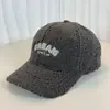 2024 otoño e invierno nuevo gorro de béisbol coreano simple para combinar con todo de lana de cordero con letra bordada cara pequeña para niños
