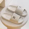 Pantuflas de baño portátiles de verano, nuevas pantuflas para el hogar estilo hotel con tacto suave, estilo popular antideslizante para mujer, sandalias de baño para niñas
