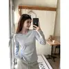 Foto real de una camiseta de estilo coreano, elegante, con dobladillo enrollado, cuello redondo, simple, de color sólido, versátil, de longitud media, manga larga para otoño 25681