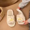 Nuevas pantuflas de algodón lindas de punta abierta para mujer, adecuadas para usar en casa y al aire libre, pantuflas tipo slip-on peludas, 2026 planas de dibujos animados con suela suave