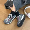 Zapatos Deportivos para Niños al Aire Libre Estilo Papá Otoño Nuevo Modelo Transpirables de Malla para Niños Hebilla Giratoria Suela Suave Antideslizante Zapatos Deportivos 6-12 Años