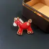 Broche Cavalo Vermelho Lynnroman para Mulheres, Broche de Strass do Ano do Cavalo, Broche Criativo de Feriado, Broche do Ano do Cavalo