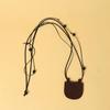 Minibolso minimalista con forma cóncava, accesorio de moda para colgar en el cuello, diseño de minibolso pequeño, collar con minibolso en forma de media luna refinado.