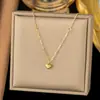 Collar de Rombo Amoroso de Acero Inoxidable Metal Empalmado Collar Pequeño Corazón de Melocotón Cadena Corta de Clavícula de Moda para Mujer Acero de Titanio Chapado en Oro
