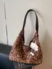 Bolso tote de gran capacidad con estampado de leopardo de moda, diseño de nicho coreano, bolso de hombro y axila elegante y a la moda para ir al trabajo