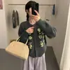 Suéter de piel de mapache estilo coreano con intrincado bordado de margaritas, cárdigan de punto grueso ajustado para mujer de otoño e invierno