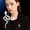 Nuevo y distintivo broche de serpiente creativo de moda con diseño de nicho y accesorios de ramillete con incrustaciones de diamantes que combinan con todo.