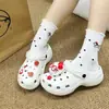 2025 Novos Óculos Vermelhos Gatinho Kt Moda Fofo Ins Coração de Menina Buraco nos Sapatos Fivela de Sapato Flor de Sapato Versátil de Alta Qualidade