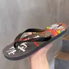Chanclas de moda para uso en exteriores, nuevo modelo 2026, zapatos de playa antideslizantes, sandalias simples de estilo coreano personalizadas de verano para hombre
