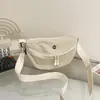 Bolsa portátil y sencilla para dumplings para salir, nueva bolsa versátil estilo ins 2025 para deportes, uso diario, hombro o bandolera para mujer