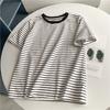 Camiseta Retrô Simples de Gola Redonda com Coração Listrado Bordado nas Costas para Mulheres Alta Qualidade Solta Casual Recorte Top de Base
