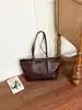 Bolsas de mano retro de nicho al por mayor transfronterizas para mujer 2026 nuevo gran capacidad remache para ir al trabajo bandolera individual para el hombro de moda