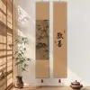 Decoración de Pared Antigua Estilo Chino con Cortinas de Bambú y Pinturas Colgantes para Salas de Estudio y Salas de Té, Presentando Estética de la Dinastía Song, Mobiliario Suave y Escena de Caligrafía Tradicional China