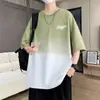 T-Shirt Masculina Casual Esportiva de Manga Curta Tamanho Extra Grande Verão Marca Tendência Jovem Bonito Estampa Digital Gradiente Manga Curta Masculina