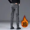 Jeans Grises Ceniza Gruesos con Forro de Felpa para Hombre, Nuevo Estilo Otoño e Invierno 2026, Pantalones de Invierno Rectos Ajustados de Gama Alta