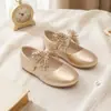 Zapatos de cuero bajos versátiles para niñas, para fiestas y actuaciones, combinados con moños hechos a mano con cuentas y zapatos de princesa de suela suave