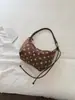 Bolsa de ombro retrô com bolinhas para mulheres, nova tendência de outono 2026, casual, camurça, grande capacidade, bolsa de ombro tipo dumpling para o dia a dia