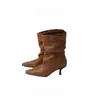 Botas curtas vintage de bico fino feitas à mão por Jiang Zhenyu para mulheres, novas botas de salto agulha marrons de nicho para outono/inverno de 2026
