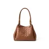 Bolso de mano de cuero genuino, bolso tejido a mano de piel de vaca, bolso tote de moda casual de nicho para el hombro, gran capacidad, transfronterizo