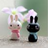 Super Mini lindos adornos de conejo blanco y negro pareja bufanda conejo musgo carnoso micro paisaje botella ecológica accesorios de bricolaje