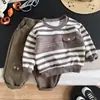 Conjunto casual estilo coreano para niños de 1 a 5 años, nuevo conjunto de dos piezas de sudadera a rayas tipo workwear de manga larga para otoño para niños