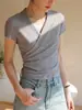 Blusa Cinza com Gola V Cruzada de Manga Curta para Mulheres 2026 Verão Novo Design Sense Ombro Reto Slim Fit Cintura Estreita Marcada Camiseta Tendência