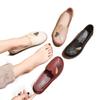 Zapatos Jinbukang para mujeres de mediana edad, planos, antideslizantes, cómodos, de primavera y otoño, nuevos zapatos de cuero con suela blanda para personas mayores.