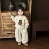 Conjunto de sudadera para niña, colección otoño 2026, top lindo de oso estilo coreano con cuello redondo y pantalón de chándal versátil, conjunto de dos piezas