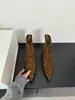 Botines cortos de tacón grueso estilo retro francés con estampado de leopardo y punta fina para mujer, nueva colección otoño 2026