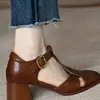 Sapatos confortáveis de bico quadrado, novo estilo verão e primavera 2026, salto grosso, vazado, fivela, sandálias fechadas estilo gaiola para mulheres