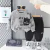 Conjunto de otoño para niños transfronterizo 2026 nuevo elegante sudadera con bolsillo de letras para bebé y niño pequeño conjunto de dos piezas para primavera y otoño
