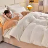 Set de cuatro piezas de terciopelo de leche bordado tridimensional engrosado para otoño e invierno, con un diseño fresco y elegante, cálido terciopelo de copo de nieve y un juego de tres piezas de terciopelo para bebé